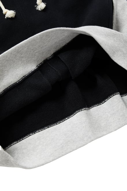 黒と白のフーディーの裾