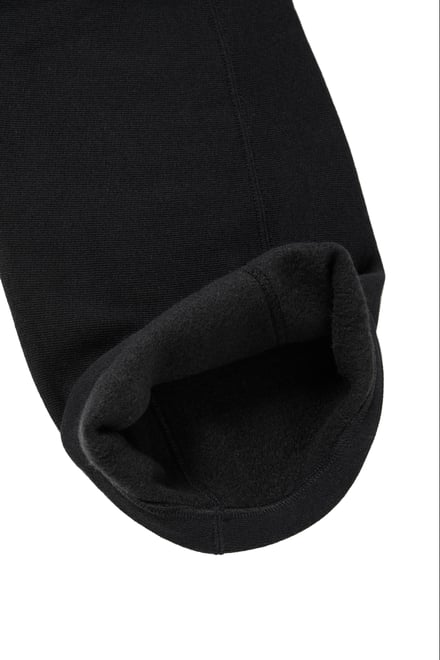 黒いスウェットパンツの裾
