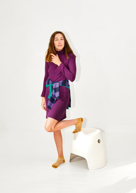 紫の衣服を着た女性モデル