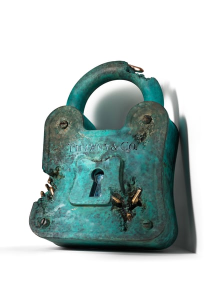ティファニーのロゴを刻印した青いバッグ