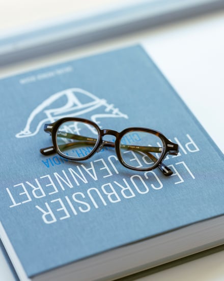 本の上の眼鏡