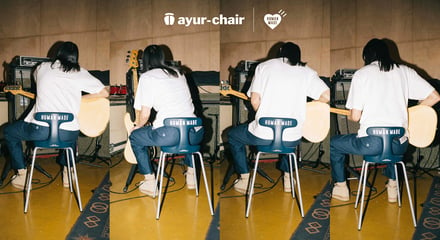 椅子に座るギタリスト
