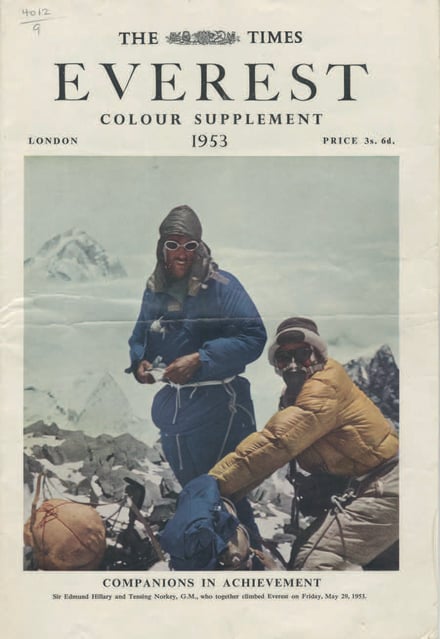 雪山を登る2人の人とエベレストの文字