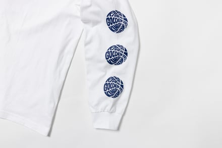 白いロンTの袖のロゴ