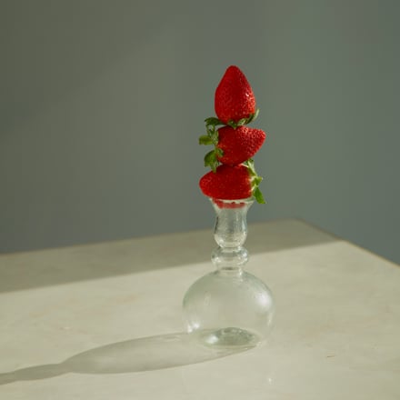 花瓶に乗ったイチゴ