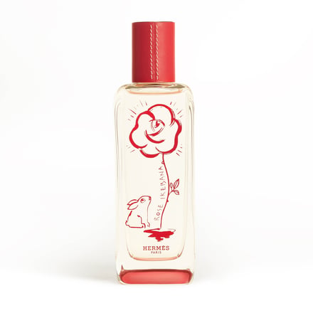 赤い花のイラストが描かれた香水のボトルの写真