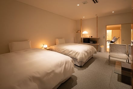 2つのベッド（旅館室内）