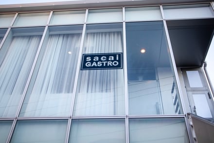 「sacai GASTRO」のロゴをプリントした窓