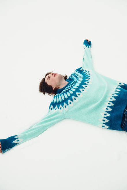 雪に寝転ぶ男性モデル