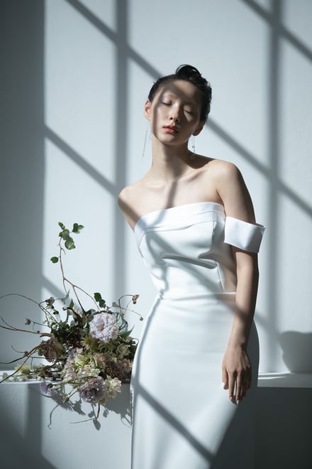 白のウエディングドレスを着た女性モデル