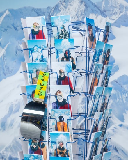 雪山を背景に並べられたポストカード