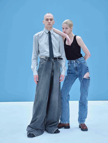 デニムパンツを履いた男性と女性モデル