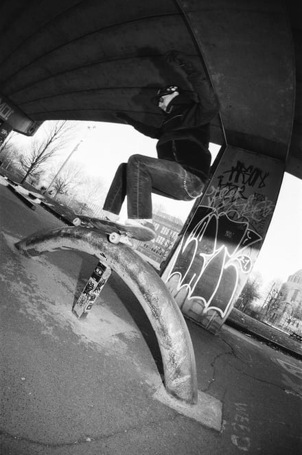 スケートボードを滑る男性のモノクロ写真