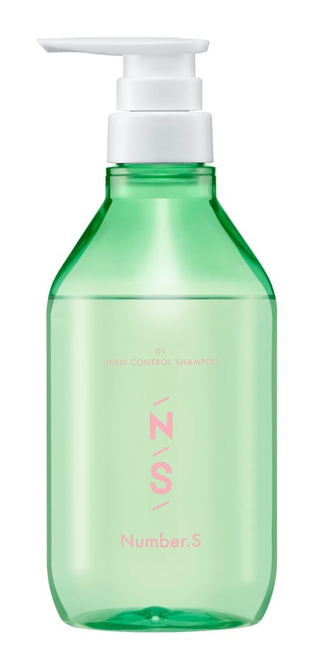 グリーンのボトルにピンクの文字が刻印されたシャンプーボトル