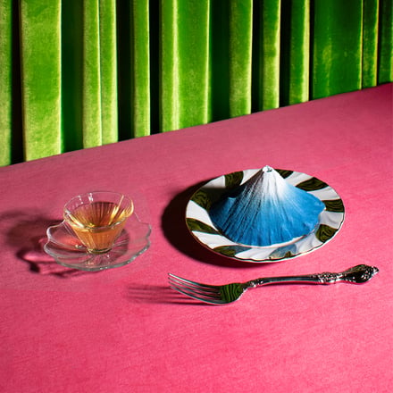 ピンクのテーブルに置かれた富士山型のチョコレートと紅茶