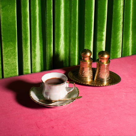 ピンクのテーブルに置かれた紅茶