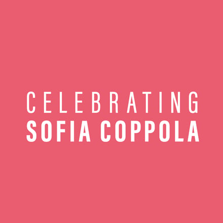ピンクの背景に白い英字ロゴ「セレブレーティング ソフィア・コッポラ」あしらった画像