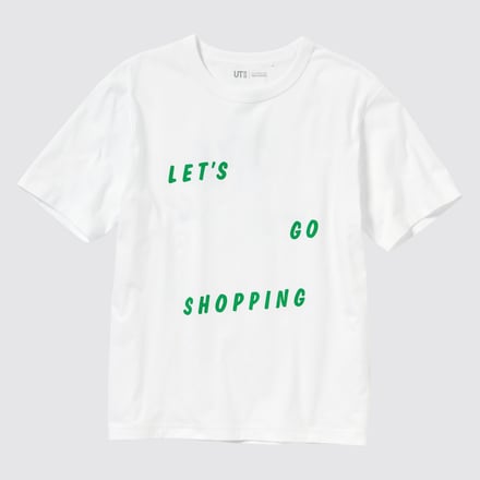 緑の英字ロゴをあしらった白いTシャツ