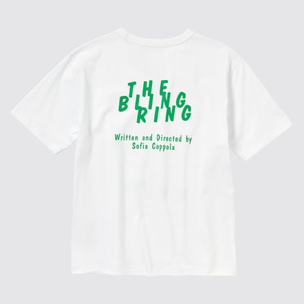 緑の英字ロゴをあしらった白いTシャツ