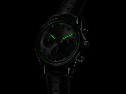 黒の腕時計