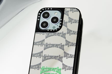 「ディスイズネバーザット」の英字ロゴをデザインしたiPhoneケース