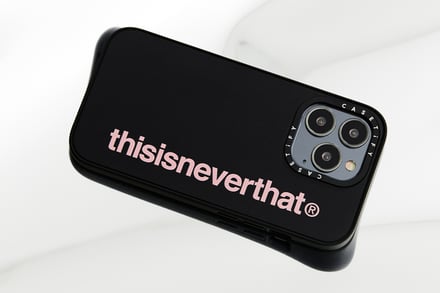 「ディスイズネバーザット」のピンクの英字ロゴをデザインしたiPhoneケース