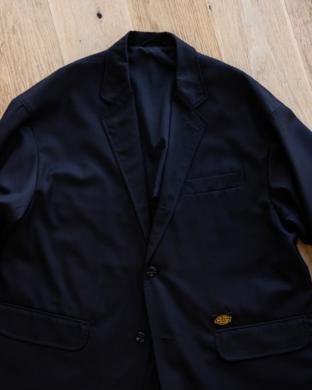 黒いジャケットの襟元