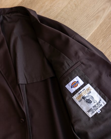 ディッキーズのタグを付属したブラウンのジャケット