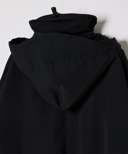 黒いコートのフード
