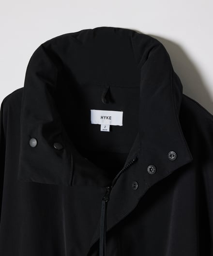 黒いコートの襟元