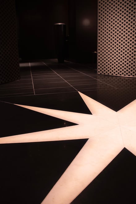 白い星形のデザインを施した黒い床