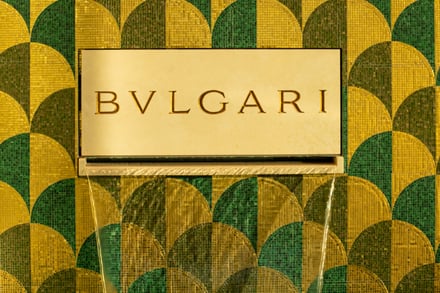 黄色い背景のブルガリのロゴ