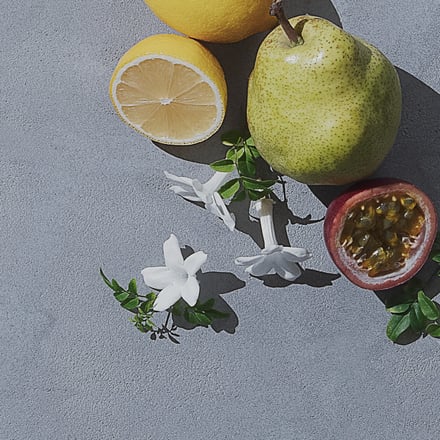 洋梨と柑橘類と白い花の置き画