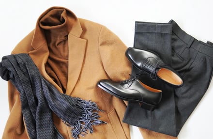 黒い革靴とベージュのコートと黒いジャケット
