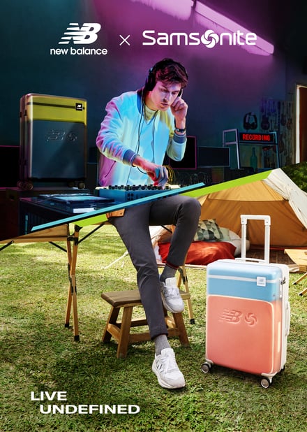 DJをしている男性とニューバランスのロゴをあしらったスーツケース