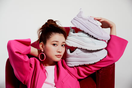 ピンクのジャケットとショーツのセットアップと白いスニーカーを着用した生見愛瑠