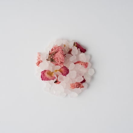 バスソルトの商品イメージ画像　岩塩と桜の花びらを映している