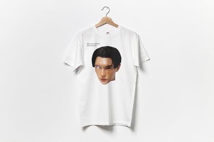 人の顔を模したシリコン製の彫刻作品をプリントしたTシャツ