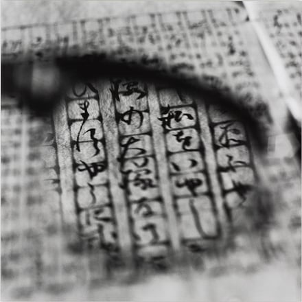 米田知子 《谷崎潤一郎の眼鏡―松子夫人への手紙を見る》（「見えるものと見えないもののあいだ」シリーズより） 1999年　所蔵：森美術館（東京）