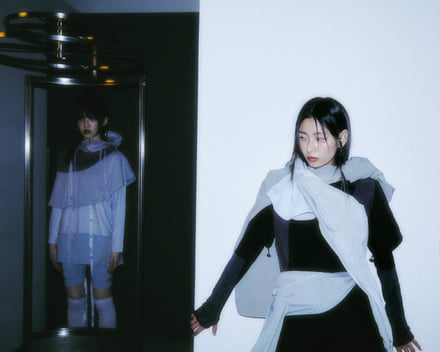 韓国のファッションブランド「OJOS」のアパレルアイテムを着用した女性の画像