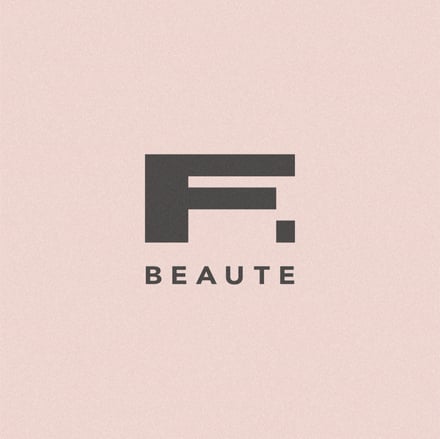 ピンクの背景にブランドロゴをグレーで印字した写真