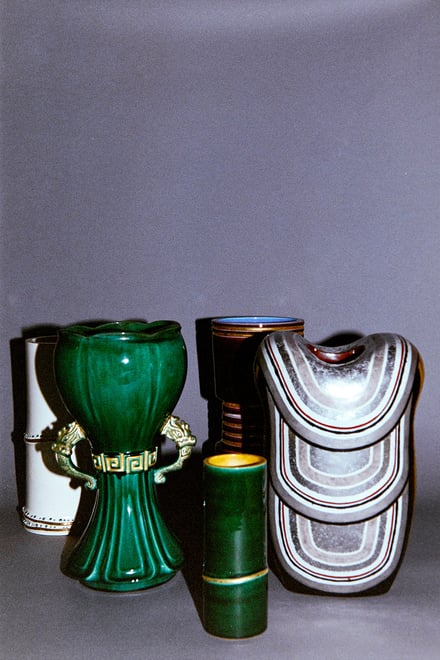 緑や白などの陶器のオブジェ