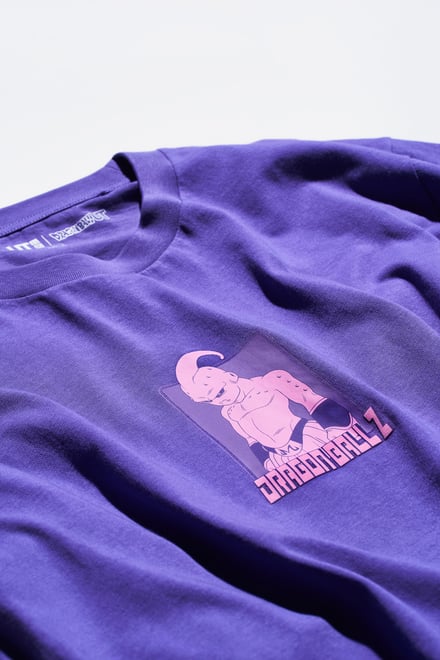紫のTシャツ
