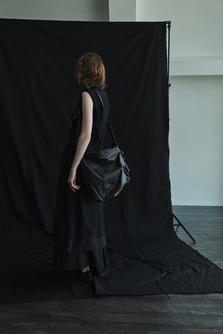 黒い服を着用したモデル