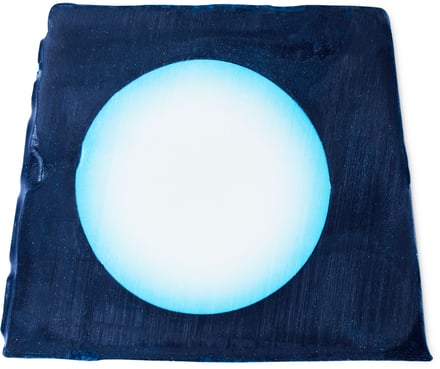 夜空に浮かぶ月が光を放つ様子をイメージしたソープ。ブルーとホワイトを基調としている。