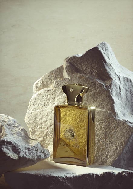 金の蓋の金色の香水瓶