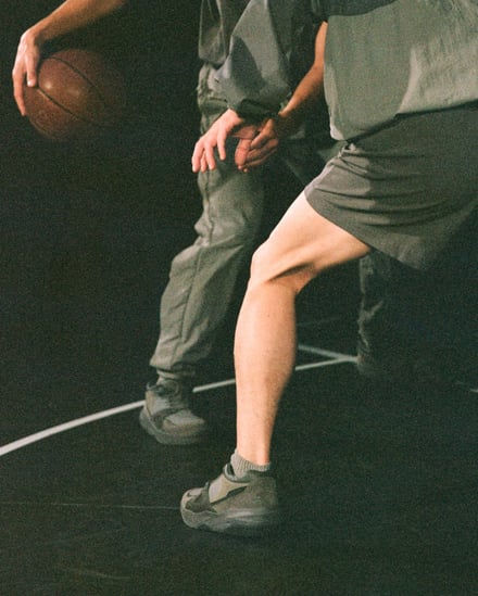 ミリタリーモチーフのグレーのシューズとバスケットボール