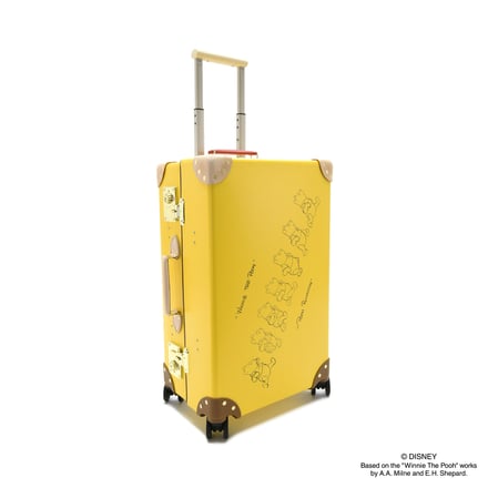 プーさんのイラストをプリントした黄色のスーツケース