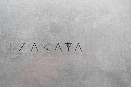 「IZAKAYA」の文字