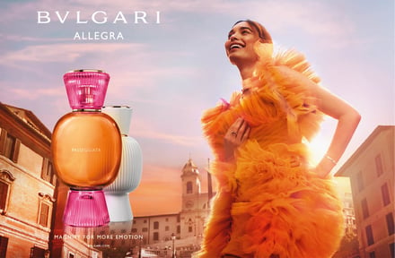 イタリアの夕焼けの街並みを歩く女性とコラージュされた香水瓶